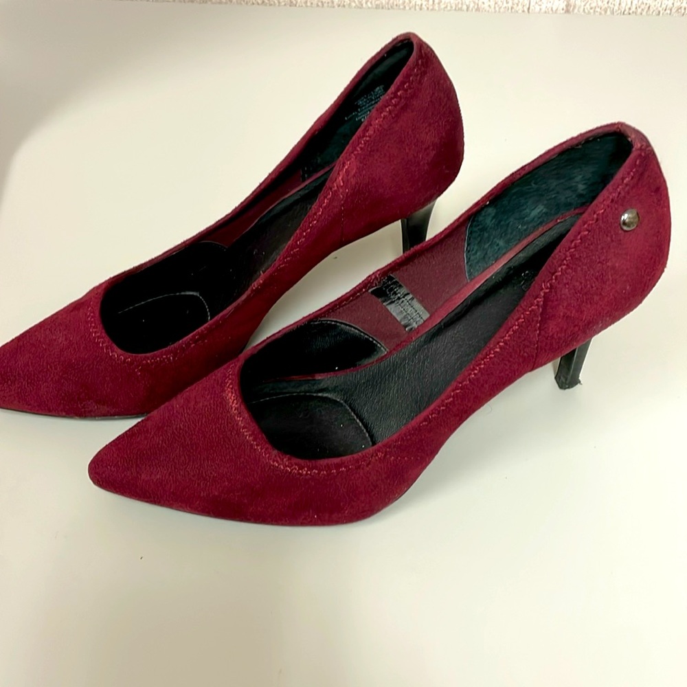 Vera wang suede pumps.